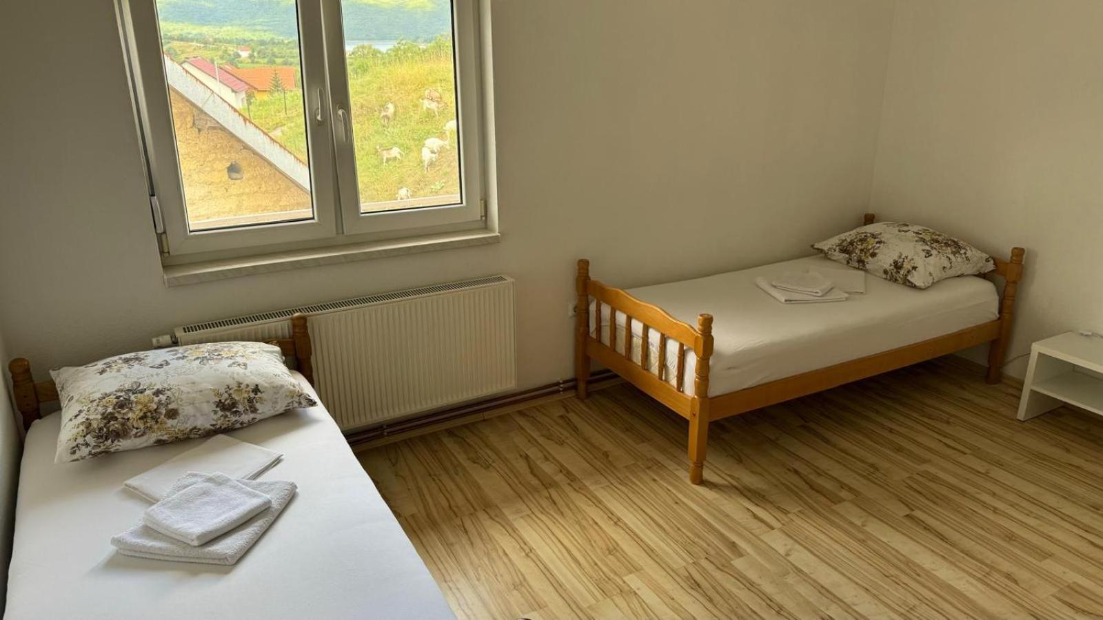 Apartman Malekin Apartment Prozor Exterior photo