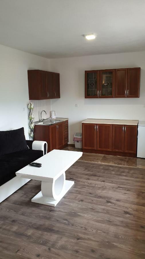 Apartman Malekin Apartment Prozor Exterior photo